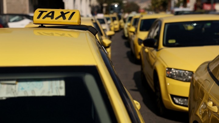 Αναστολή απεργίας αυτοκινητιστών ταξί λόγω κακοκαιρίας