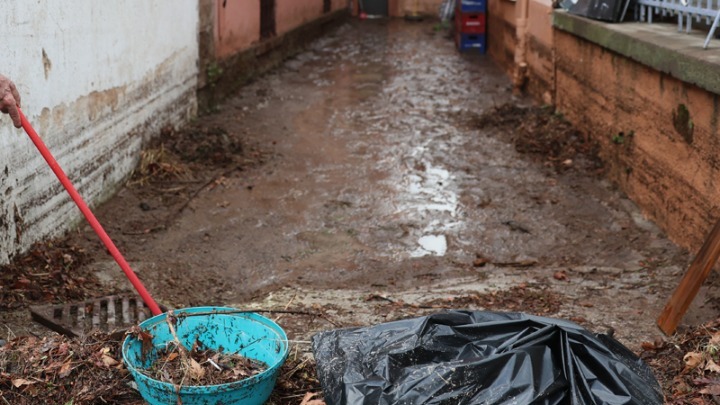 Έντονες πλημμύρες στη Νέα Πέραμο - Δήμαρχος Μεγαρέων: "Περισσότερο νερό από όλη την Ελλάδα"