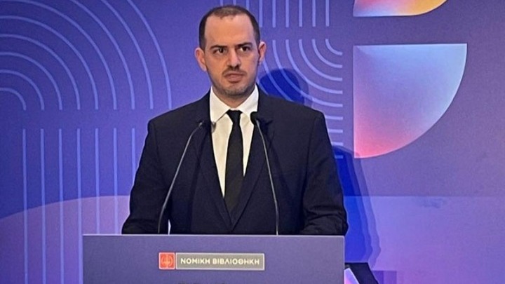 Ο υφυπουργός Οικονομικών αναλύει τον ρόλο της φορολογικής πολιτικής στην ελληνική οικονομία