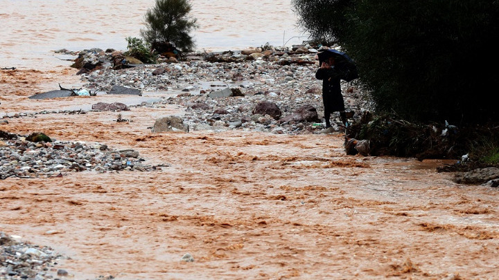 Έντονη βροχόπτωση στην Εύβοια: Πλημμύρισαν Ερέτρια, Αυλίδα και Οινόφυτα