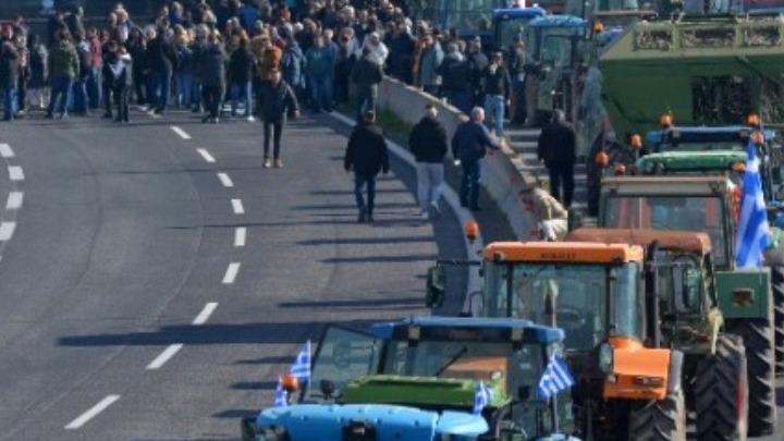 Αγρότες αποκλείουν την Εθνική Οδό Αθηνών-Λαμίας