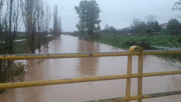 Πλημμύρες στον Δομοκό: Καταστροφή σε οδικό και σιδηροδρομικό δίκτυο