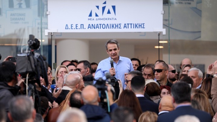 Συνάντηση με πολίτες στο Μαρκόπουλο: Κυριάκος Μητσοτάκης σε επαφή με τους πολίτες