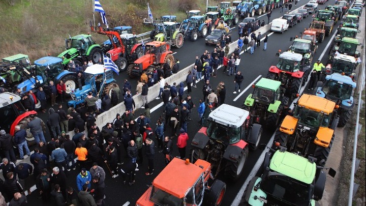 Τρακτέρ αποκλείουν την εθνική οδό Αθηνών - Λαμίας