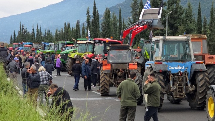 Αγρότες αποκλείουν Εθνική Οδό Αθηνών-Λαμίας στο ύψος του Μπράλου