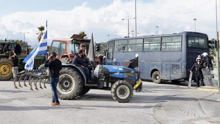 Κινητοποιήσεις αγροτών σε αεροδρόμια και πόλεις: Ένταση και επεισόδια