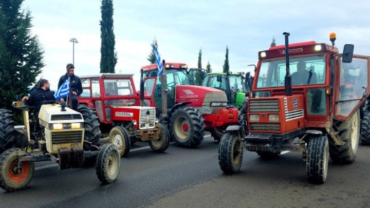 Αγρότες και κτηνοτρόφοι αποκλείουν κόμβο στην Πάτρα