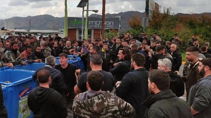 Αγρότες και κτηνοτρόφοι κατάφεραν να αποκλείσουν το αεροδρόμιο Χανίων