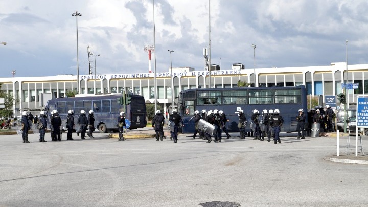 Αγροτοκτηνοτρόφοι εισέβαλαν στο Αεροδρόμιο Ηρακλείου
