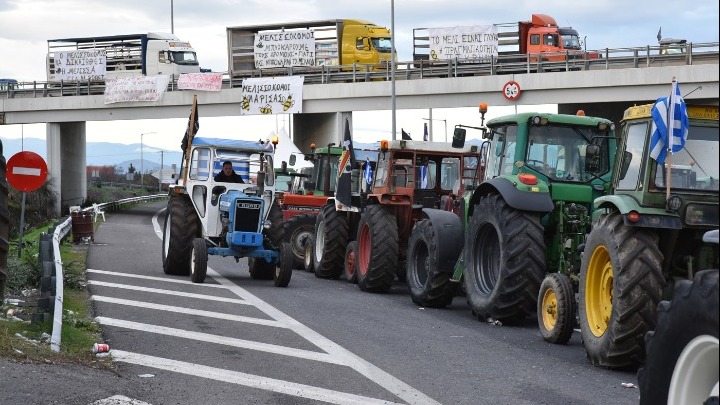 Αγροτοκτηνοτρόφοι αποχωρούν από το Αεροδρόμιο Ηρακλείου