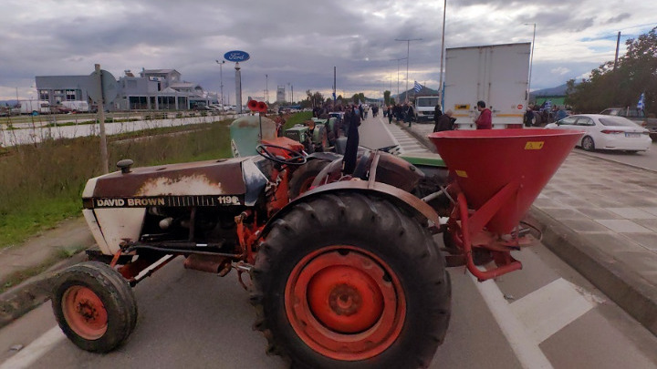 Αγρότες συνεχίζουν τα μπλόκα σε τέσσερα σημεία της Εθνικής Οδού Αθηνών-Λαμίας