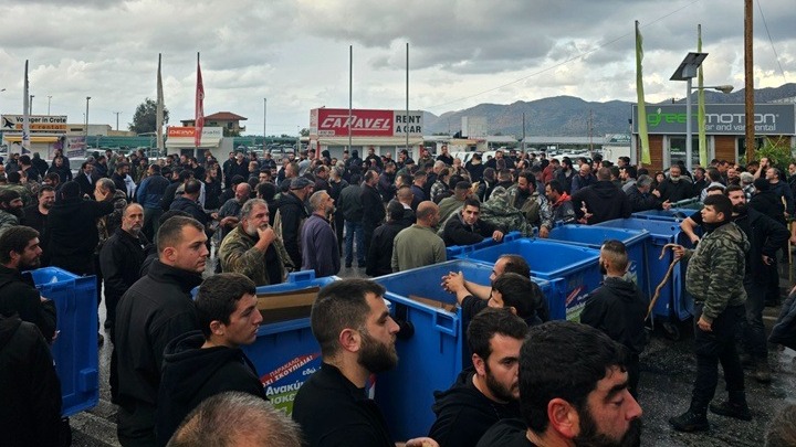 Αγρότες και κτηνοτρόφοι στα Χανιά: Συνεχίζονται τα μπλόκα
