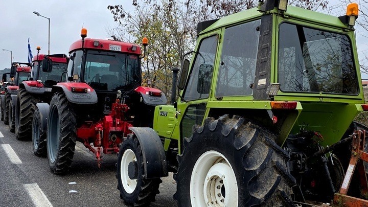 Αγρότες και κτηνοτρόφοι αποχώρησαν από τον δρόμο και άνοιξαν τα διόδια στη γέφυρα Ρίου-Αντιρρίου