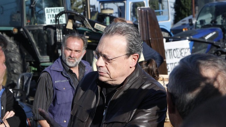 Επίσκεψη Φάμελλου στο μπλόκο των αγροτών