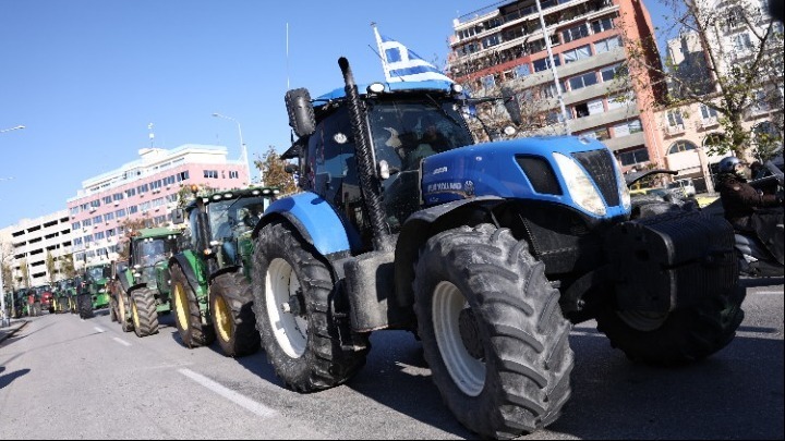 Αγρότες εντεινούν τις κινητοποιήσεις λίγο πριν τη συνέλευση στη Νίκαια