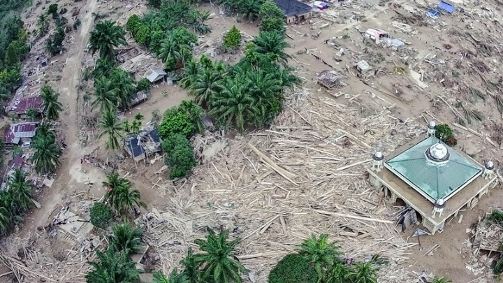 Σοκαριστικός απολογισμός: 1.003 νεκροί από πλημμύρες στην Ινδονησία