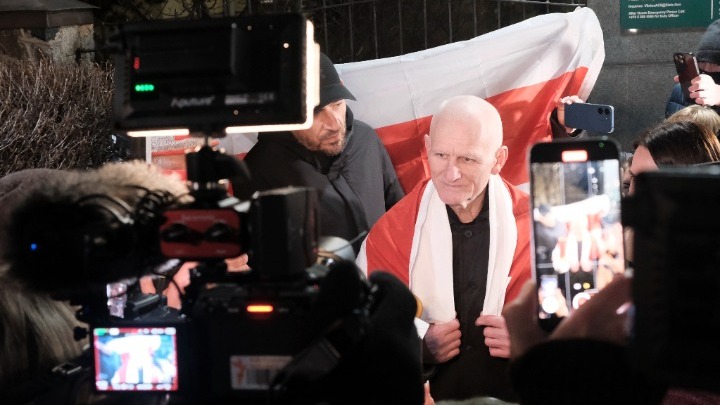 Συγκινητική στιγμή: Η πρώτη κουβέντα της συζύγου του Λευκορώσου Νόμπελίστα μετά την απελευθέρωσή του