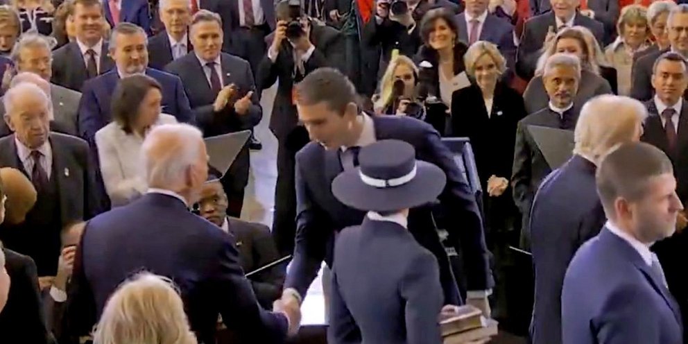 Αποκαλύπτεται το μυστικό μήνυμα του Μπάρον Τραμπ στον Τζο Μπάιντεν