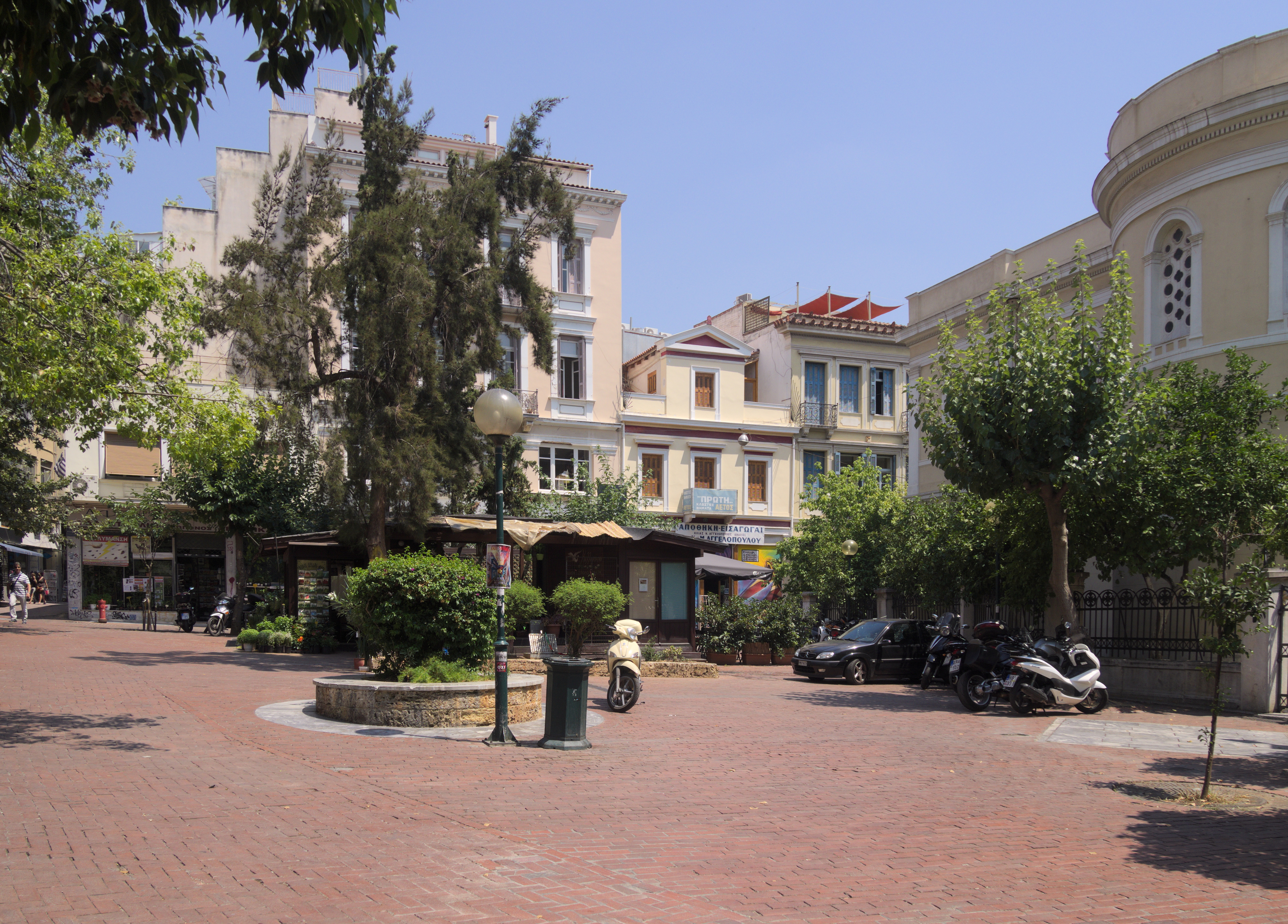 Δέντρο κατέρρευσε στην πλατεία Αγίας Ειρήνης – Δύο τραυματίες