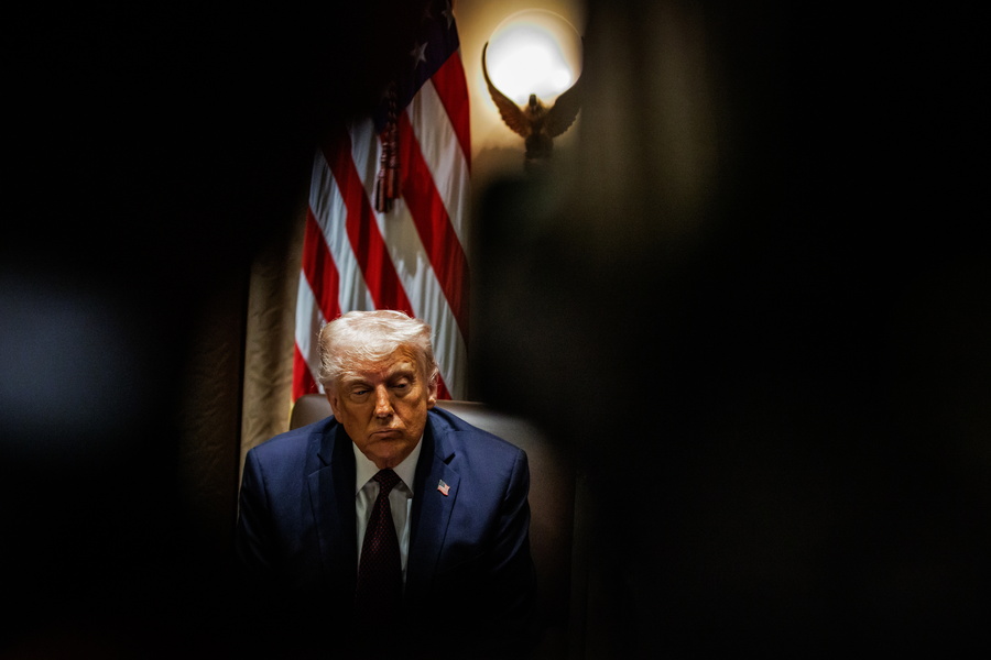 Εκατοντάδες αυτοκίνητα σχηματίζουν ουρές για δωρεάν τρόφιμα στην Καλιφόρνια λόγω shutdown