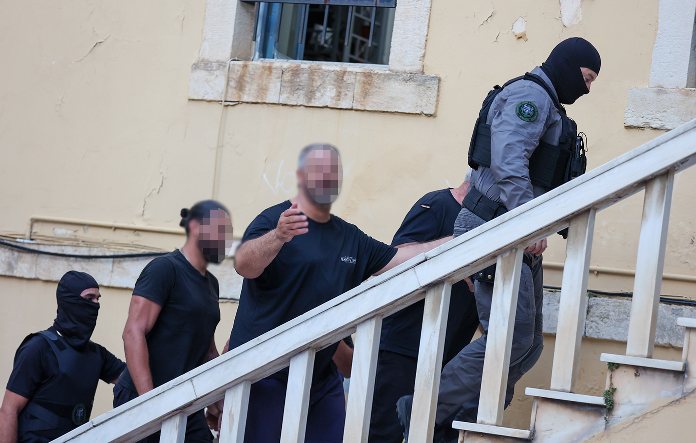 Εκβιασμός και απελπισία: Η ιστορία μιας μητέρας που έχασε τις οικονομίες της για το πτυχίο της κόρης της