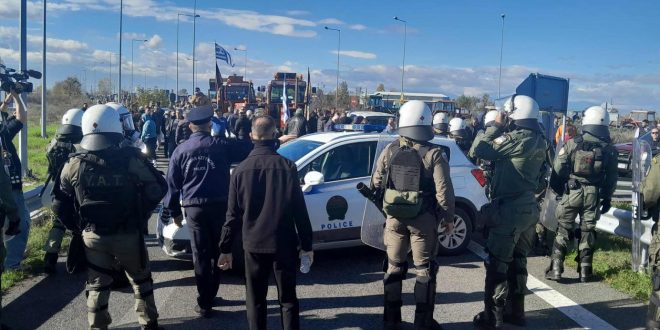 Επεισοδιακή έναρξη αγροτικών κινητοποιήσεων στη Θεσσαλία