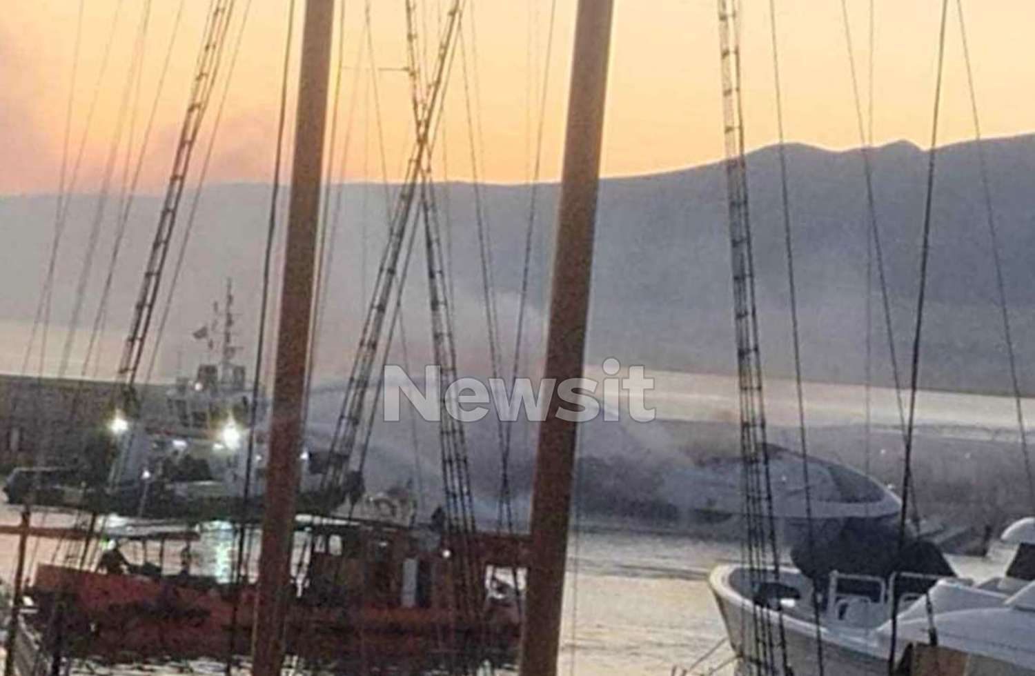 Φωτιά στη Μαρίνα Ζέας: Καταστροφή τεσσάρων σκαφών από ξύλινο ιστιοφόρο