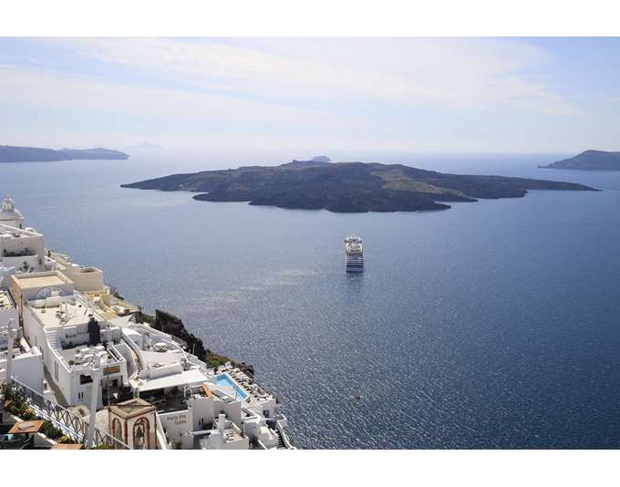 Η Σαντορίνη και οι Κίνδυνοι της Υπερβολικής Δόμησης