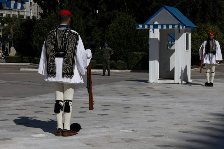 Κυριάκος Μητσοτάκης: Υπερασπίζεται την τροπολογία για το Μνημείο του Αγνώστου Στρατιώτη στη Βουλή