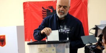 Σκηνές χάους στην αλβανική Βουλή με την υπουργοποίηση ρομπότ