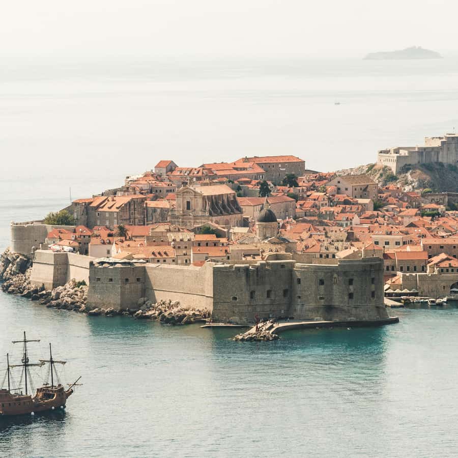 Συναγερμός στο Ντουμπρόβνικ: Σκουπίδια από την Αλβανία κατακλύζουν τις παραλίες